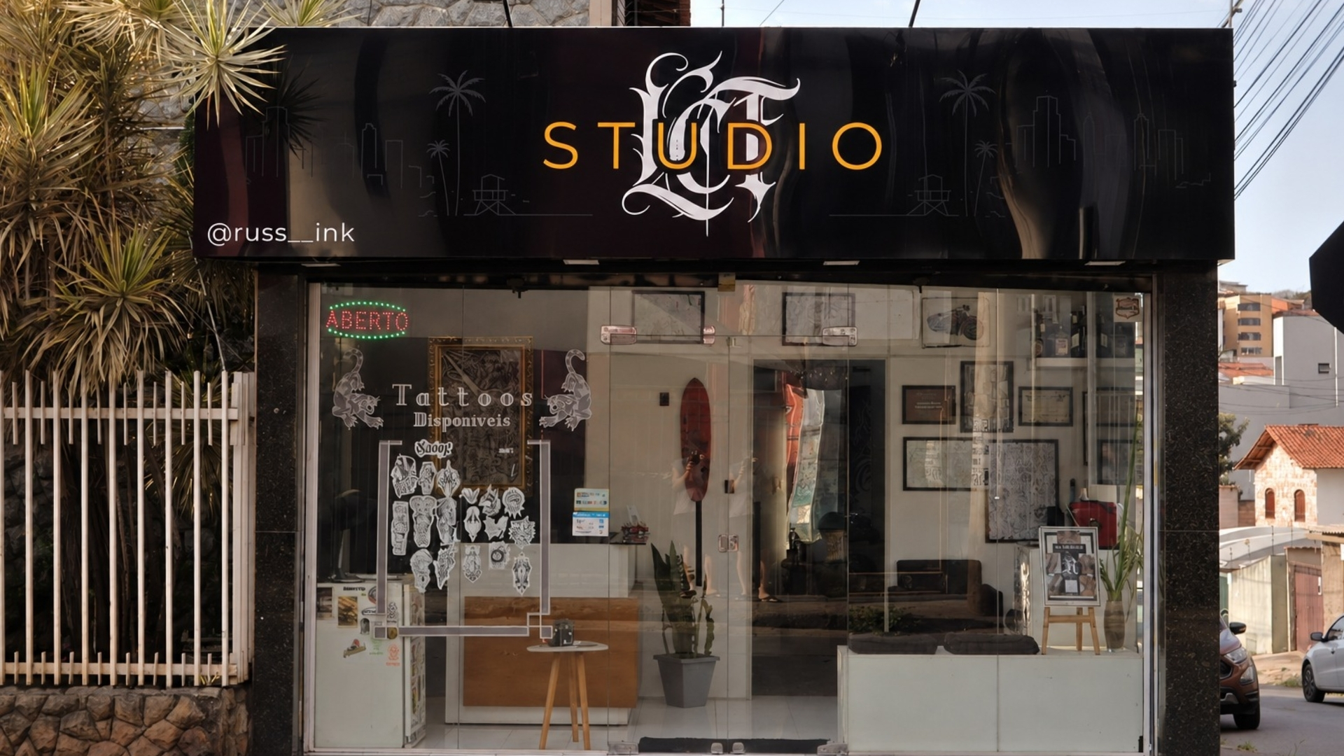 Fachada do estúdio Los Cholos Tattoo, em Belo Horizonte