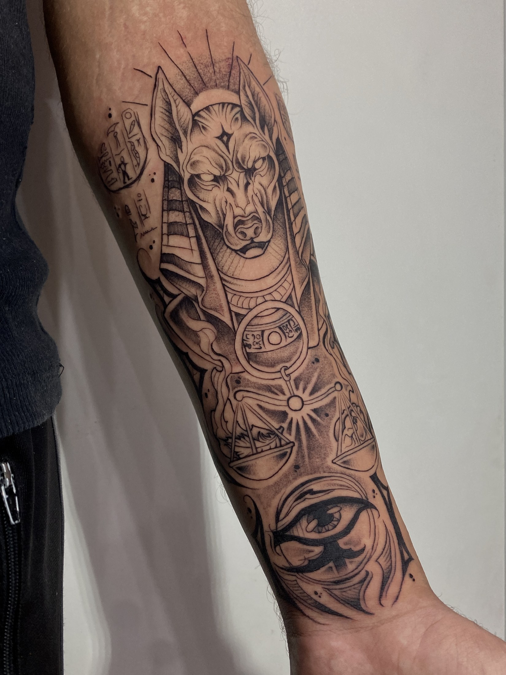 Tatuagem autoral em blackwork no antebraço