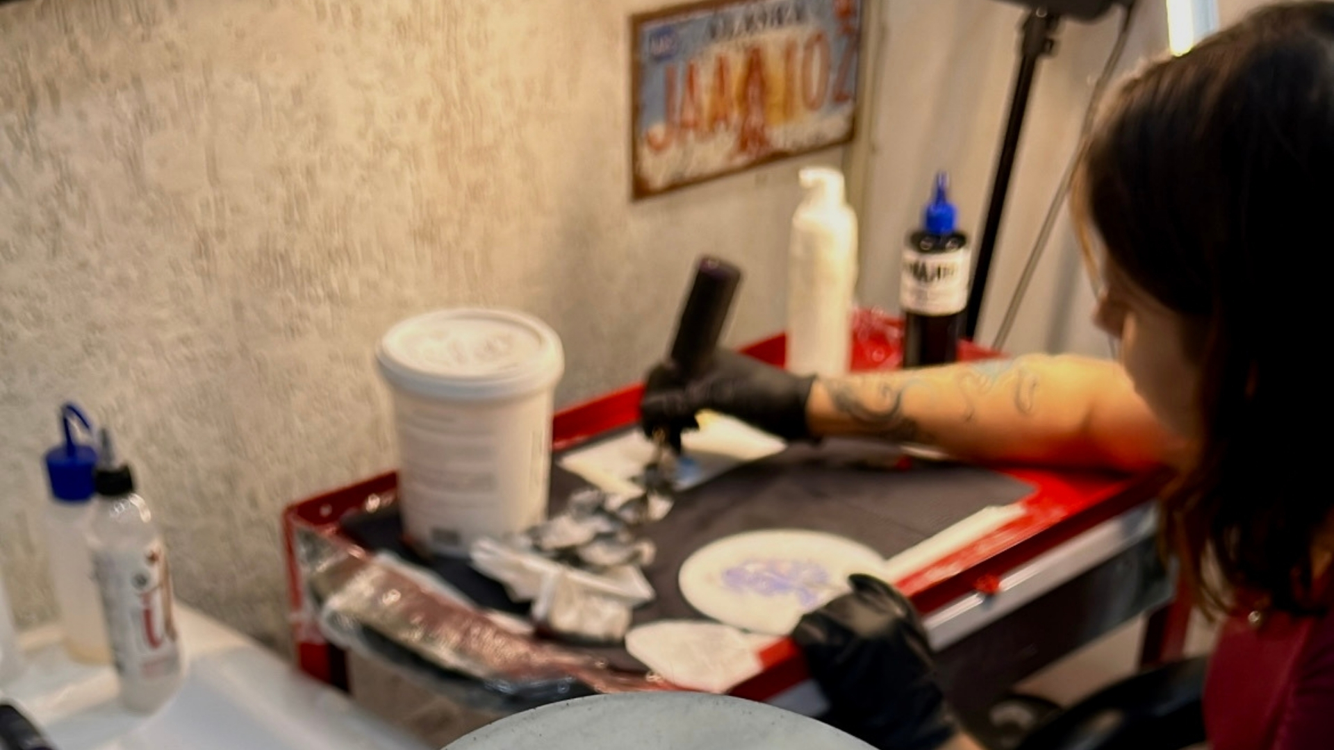 Russ conduzindo mentoria de tatuagem