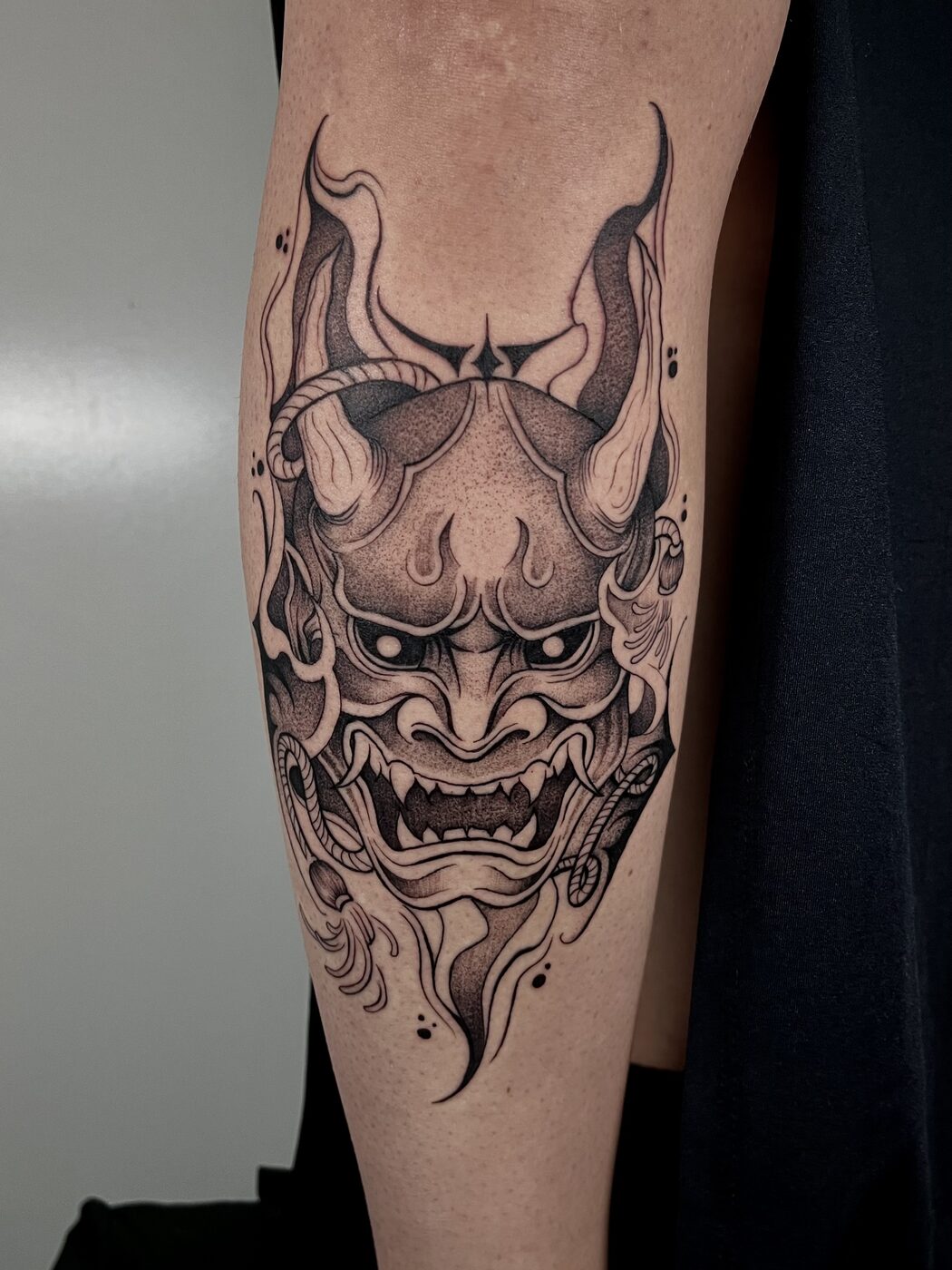 Tatuagem autoral no estilo Blackwork por Russ Ink
