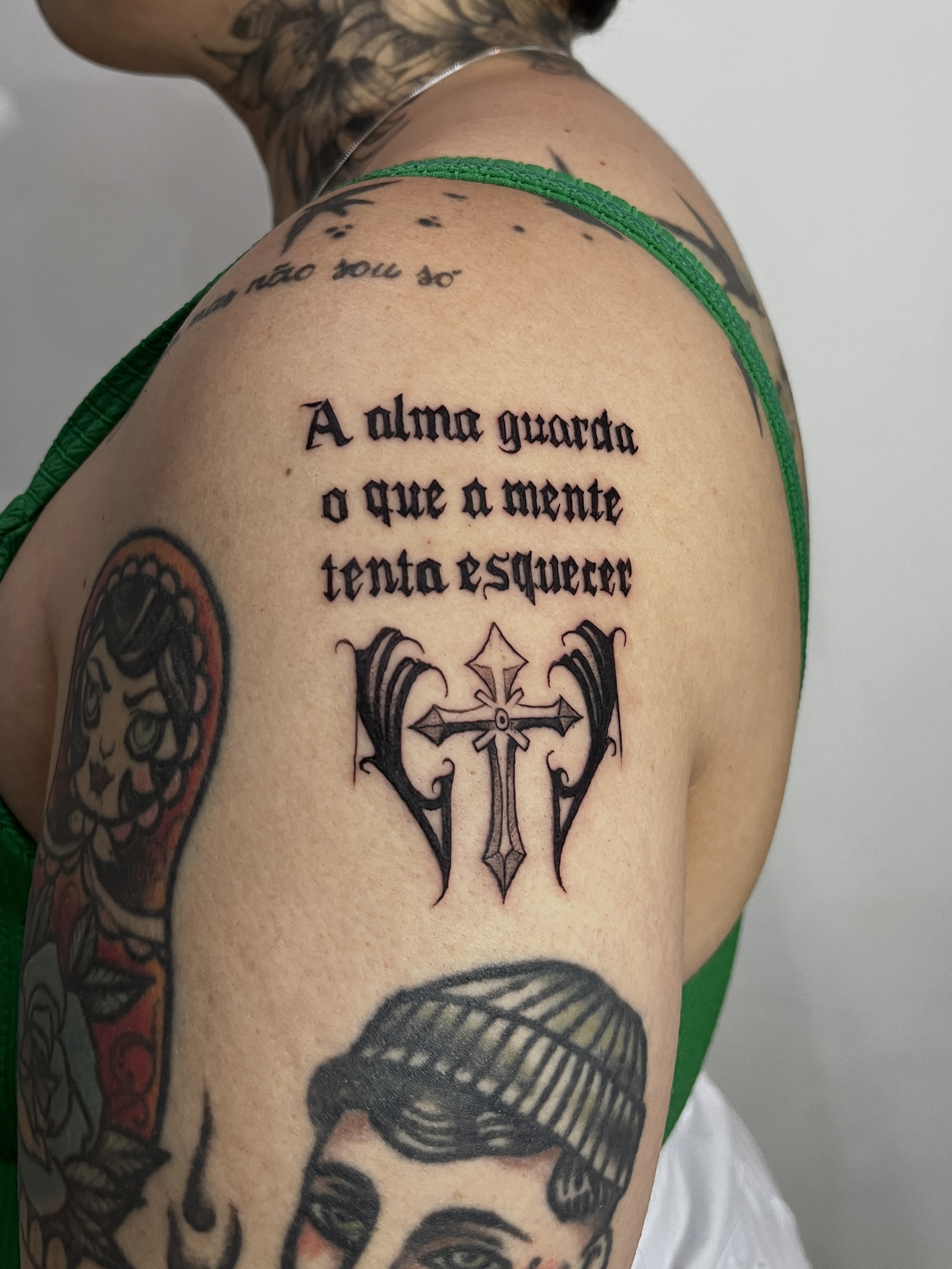 Tatuagem autoral no estilo Escritas por Russ Ink