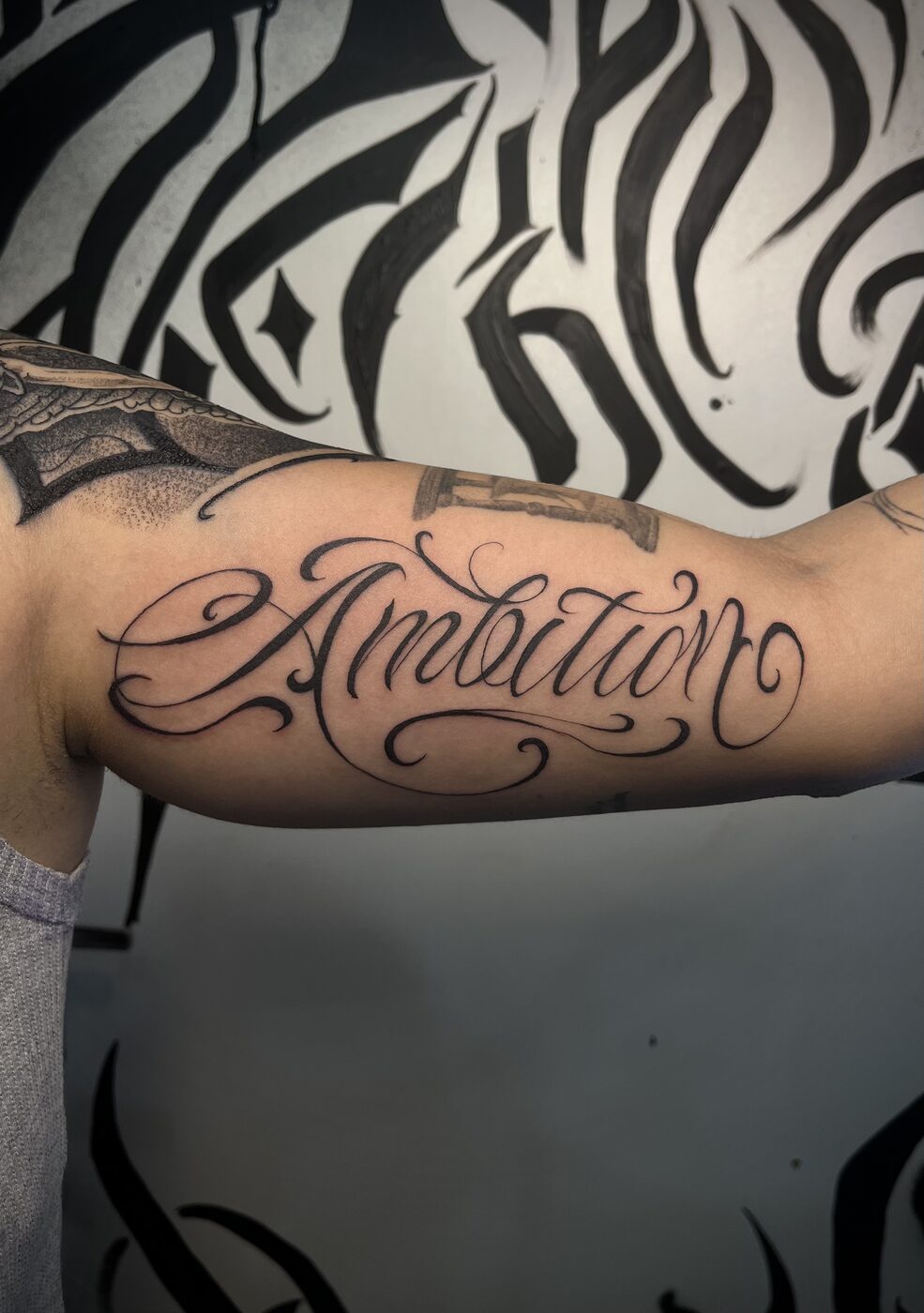 Tatuagem autoral no estilo Escritas por Russ Ink