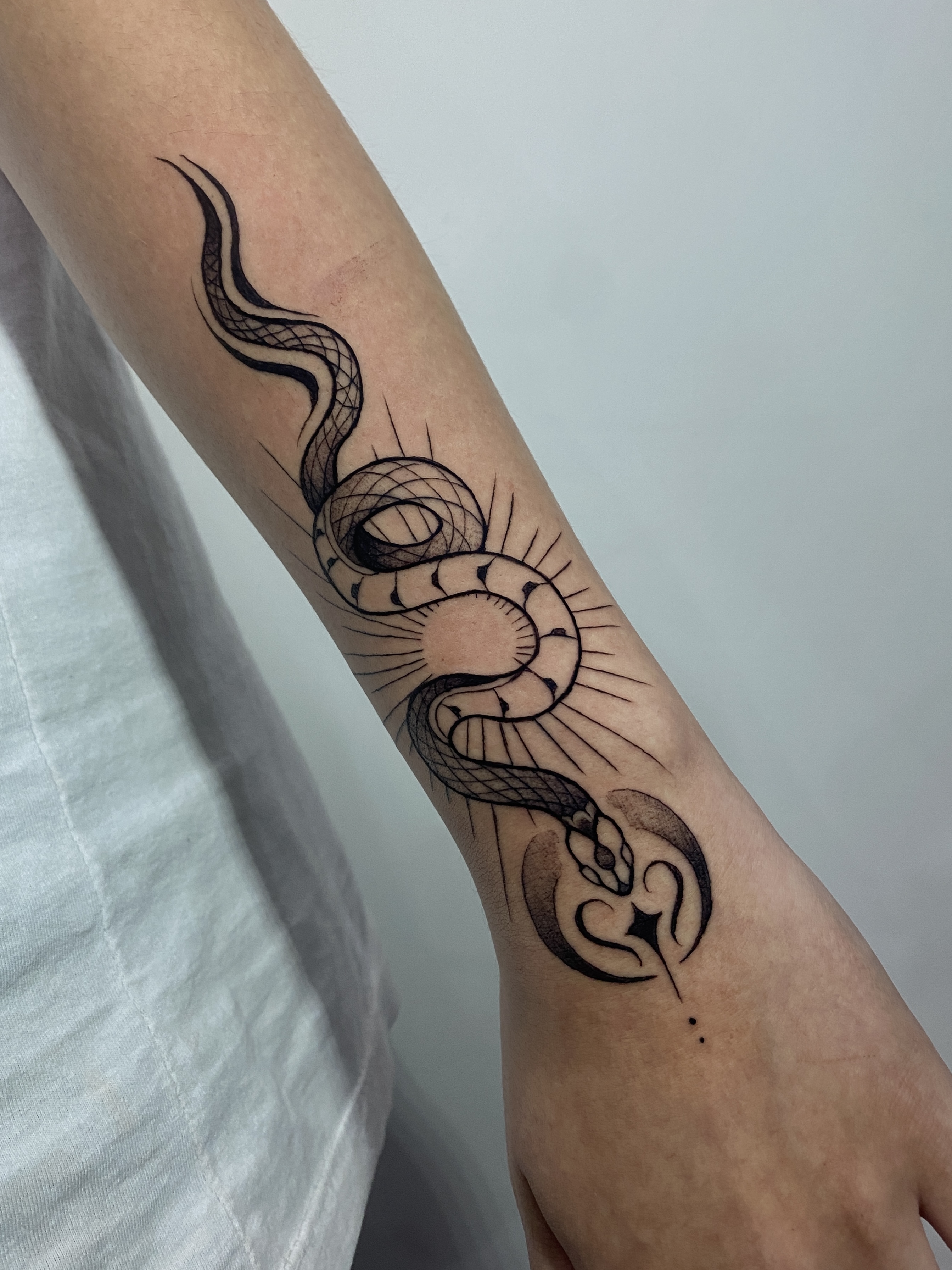 Tatuagem autoral no estilo Fine Line por Russ Ink