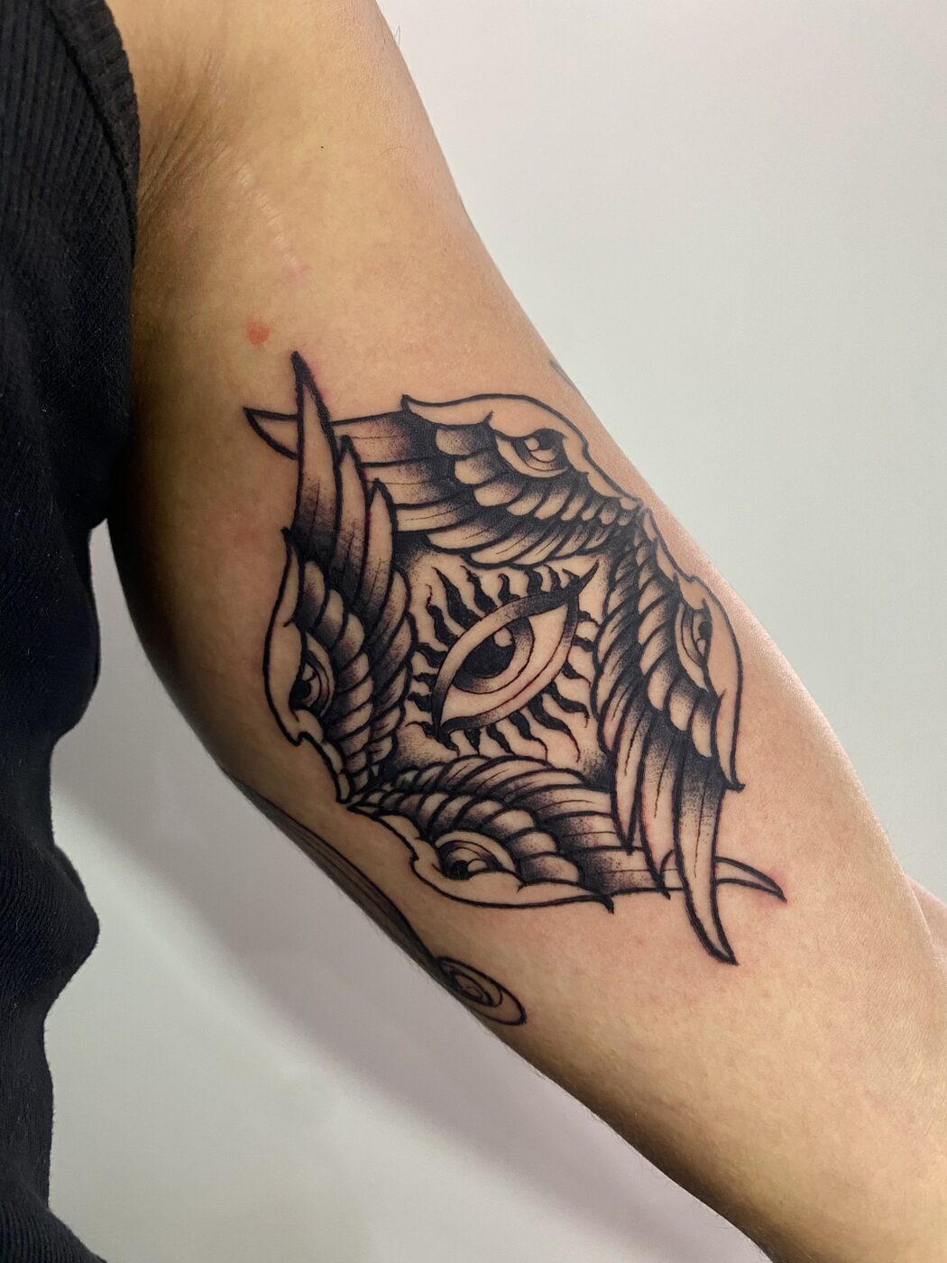 Tatuagem autoral no estilo Old School por Russ Ink