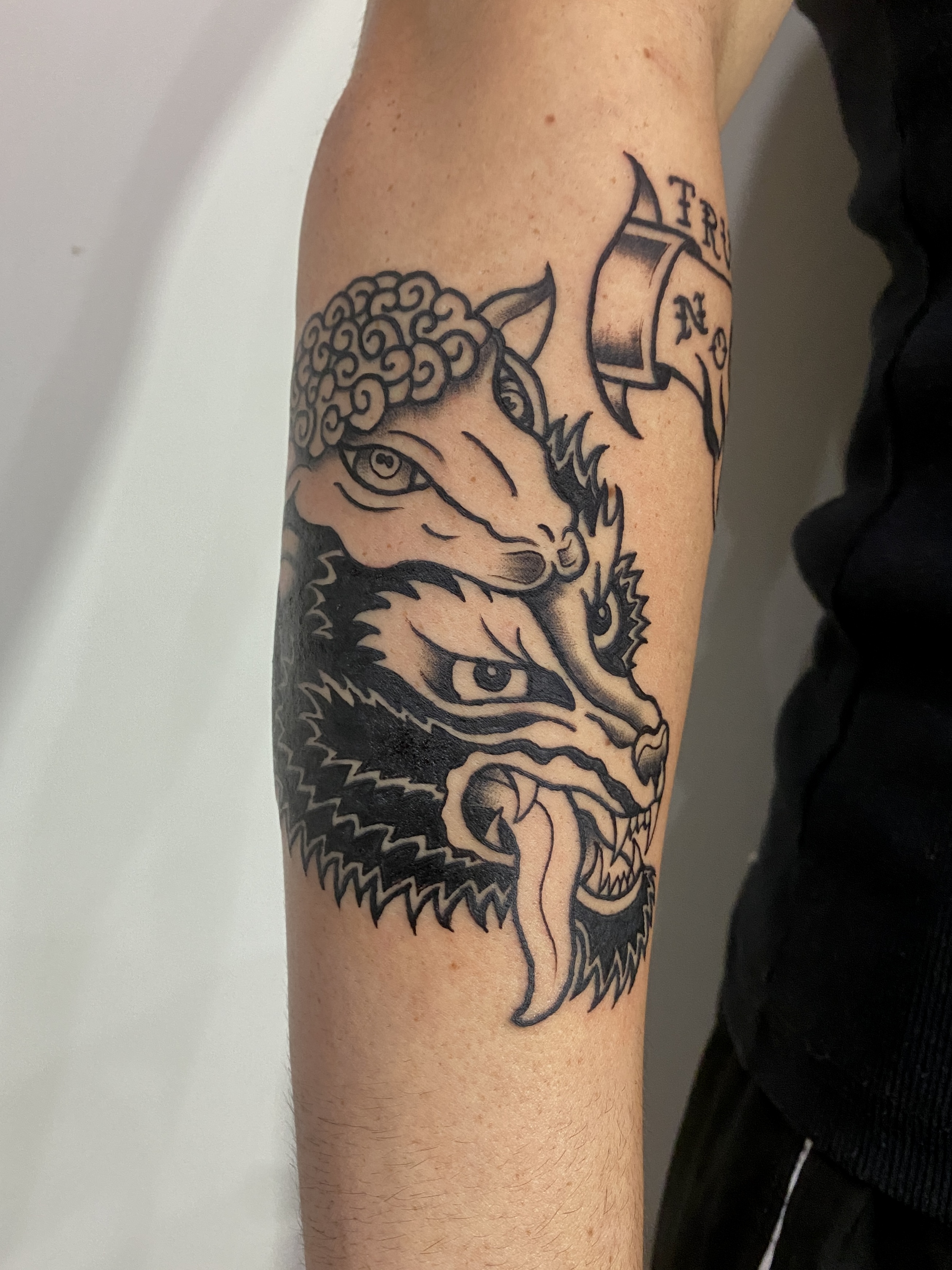 Tatuagem autoral no estilo Old School por Russ Ink