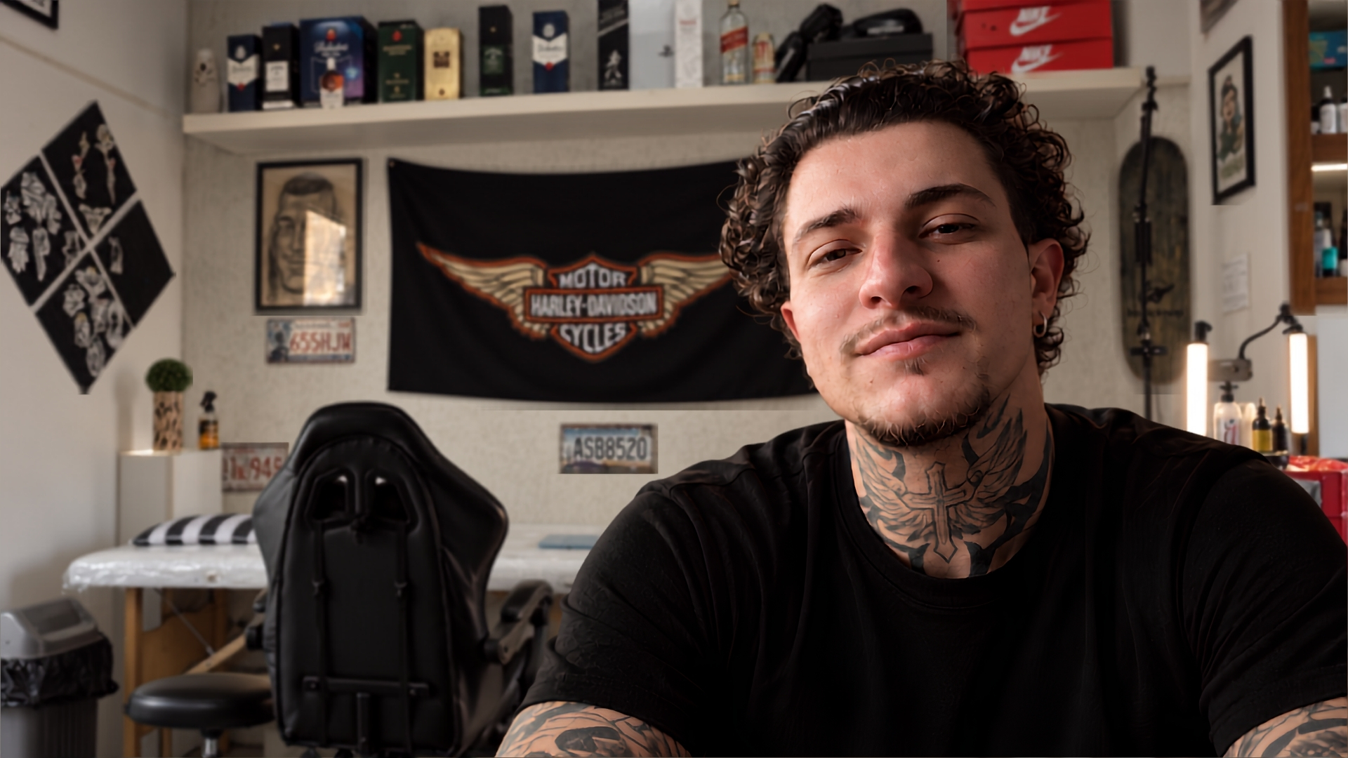Gustavo Russ no estúdio Russ Ink