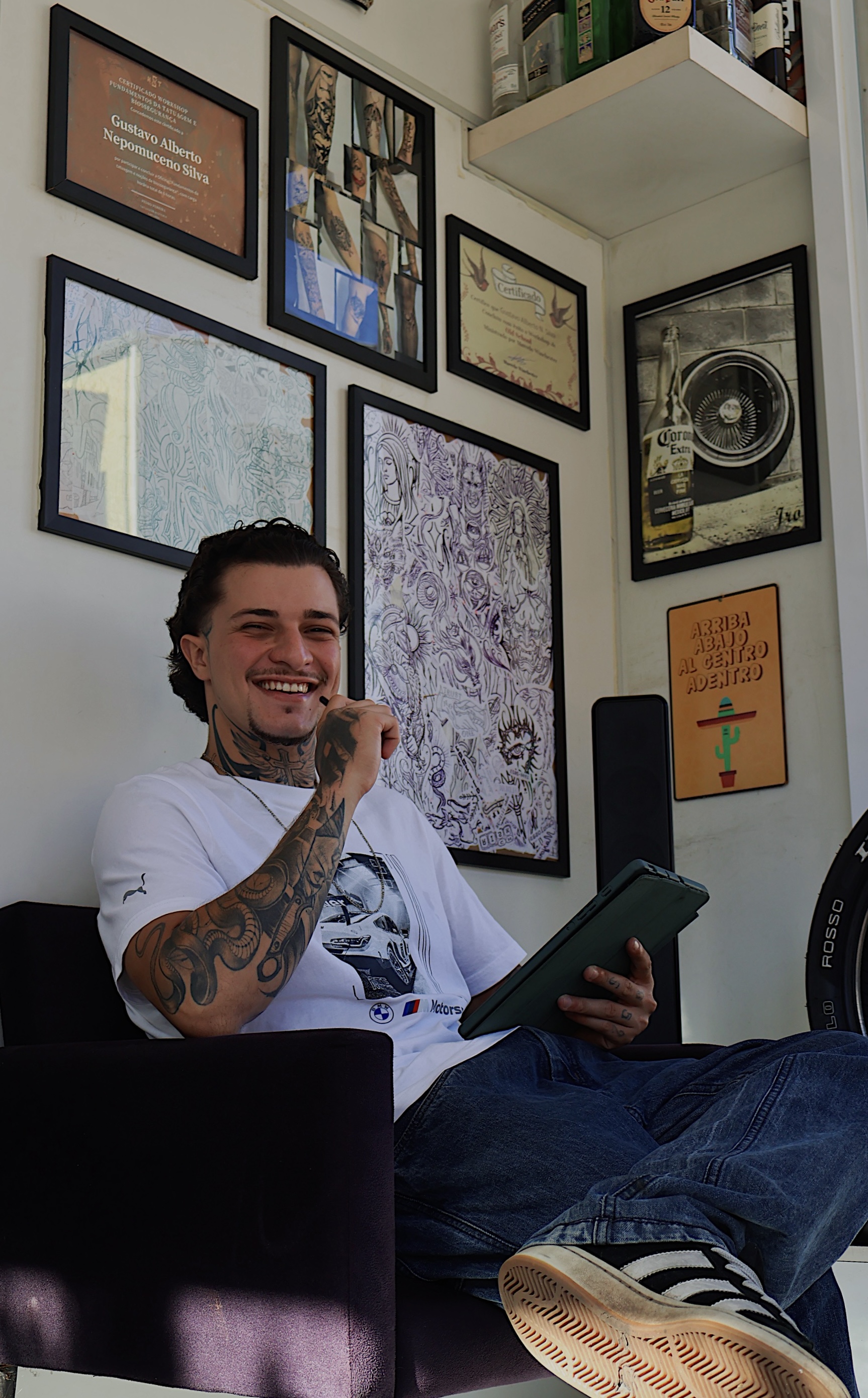 Gustavo Russ desenhando em seu processo criativo